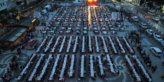 Manisalılar, Büyükşehir'in iftar sofrasında buluştu