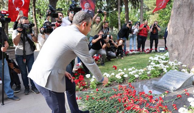 CHP Genel Başkanı Özel, Zübeyde Hanım’ın anıt mezarını ziyaret etti