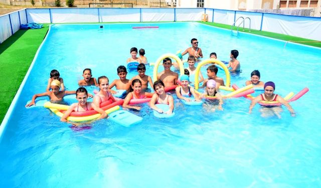 Manisalı çocuklar için portatif yüzme havuzu
