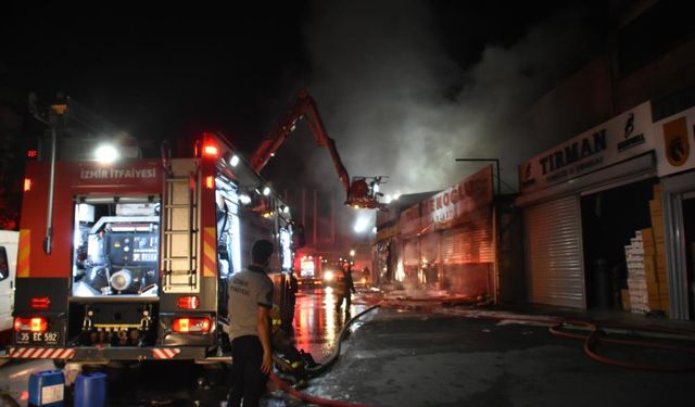 İzmir'de iş yerinde çıkan yangın yan depoya da sıçradı