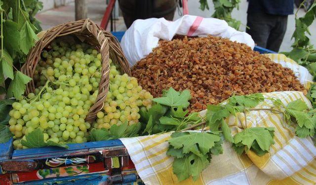 Manisa'da yılın ilk kuru üzümü 5 bin 100 TL'den alındı