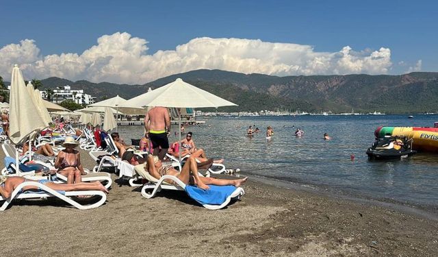 Marmaris'te denizin keyfini turistler çıkarıyor