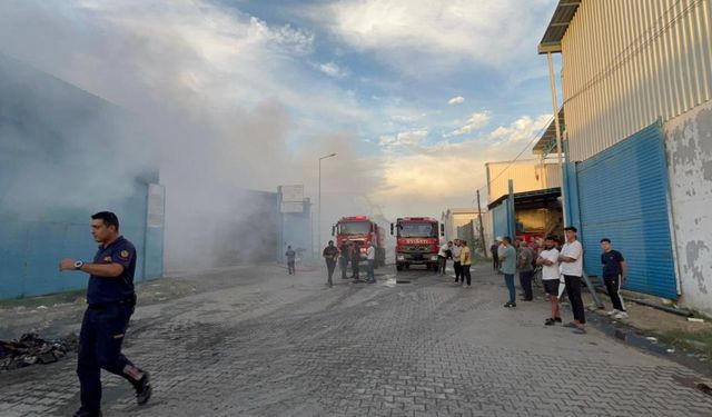 Nazilli'deki hurdacıda yangın çıktı: 2 kişi dumandan etkilendi