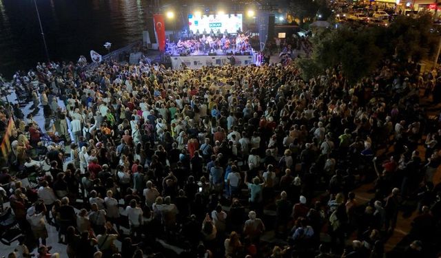 Kuşadası Sokak Festivali düzenlenen konserler ile şenlendi