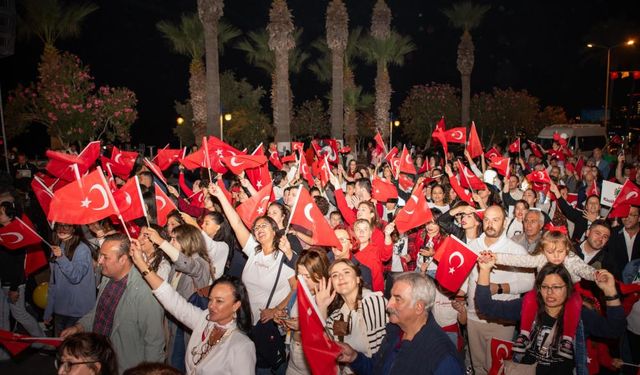 Kuşadası'nda on binler Cumhuriyet için yürüdü