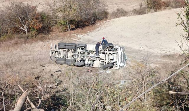 Freni boşalan beton mikseri yoldan çıktı