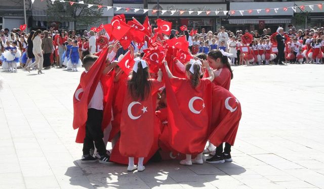 Manisa'nın ilçelerinde 23 Nisan coşkusu yaşandı