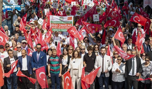 Karşıyaka Çarşı'da yer gök kırmızı-beyaz oldu