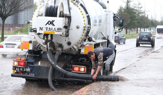 Kütahya'da sağanak yağış etkili oldu, yollar göle döndü