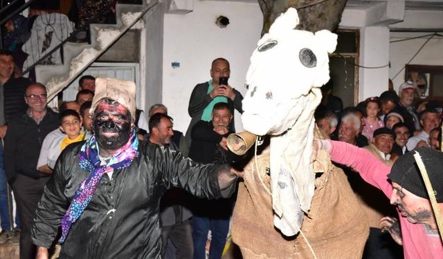 Asırlık 'deve oyunu' Sındırgı'da canlandırıldı
