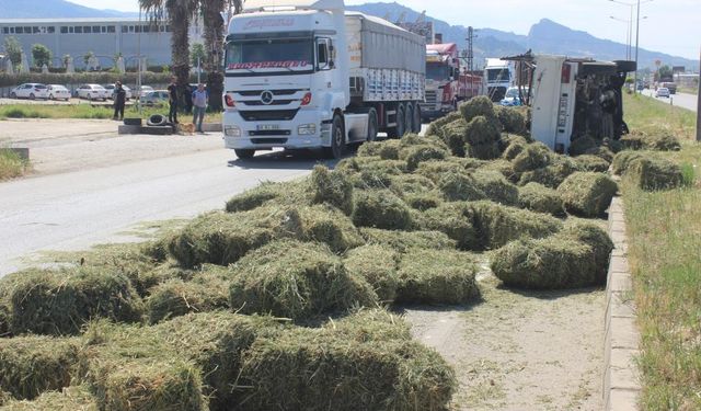 Kaza yapan kamyondaki saman balyaları yola saçıldı