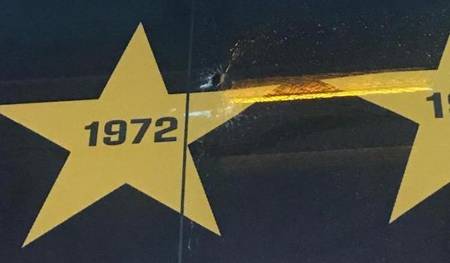 Galatasaray otobüsüne taşlı saldırı