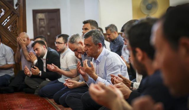 CHP Genel Başkanı Özel, Başkan Zeyrek için düzenlenen mevlide katıldı