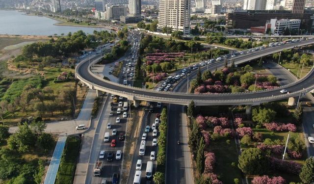 İzmir'de trafiğe kayıtlı araç sayısı 2 milyonu aştı