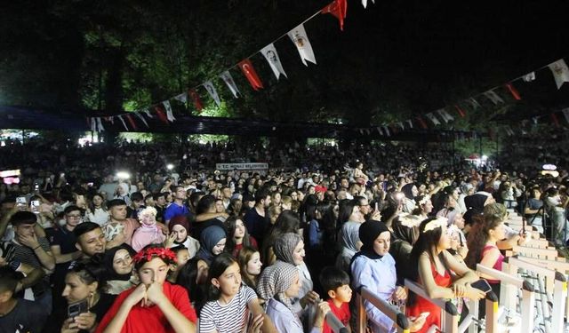 Honozlılar Kiraz Festivali'nde müziğe doydu