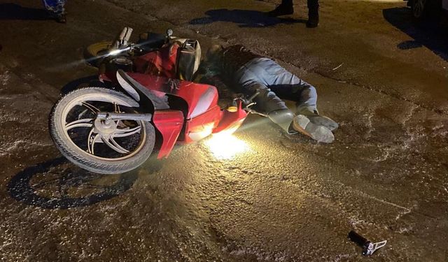 Motosiklet park halindeki motosiklete çarptı