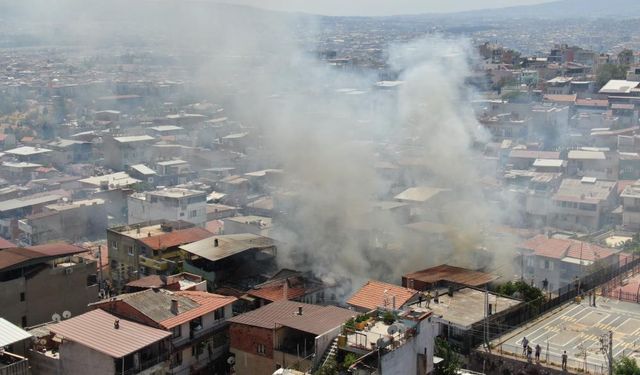 Hurdalık yangını büyüdü, evler küle döndü