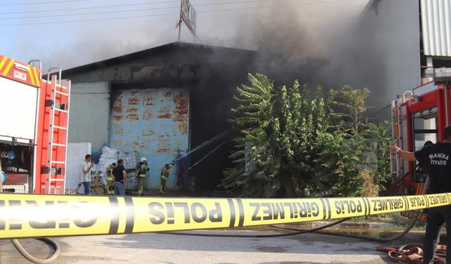 Dumanlar ilçeyi kapladı, itfaiye ekipleri saatlerce mücadele etti
