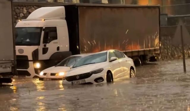 Manisa’da sağanak yağış sokakları göle çevirdi