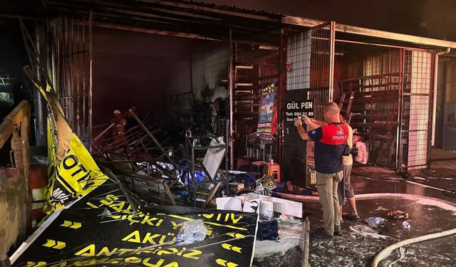 İzmir’de sanayi sitesinde yangın: 3 iş yeri kül oldu