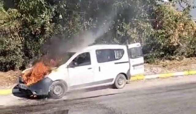 Seyir halindeki araç alev alev yandı