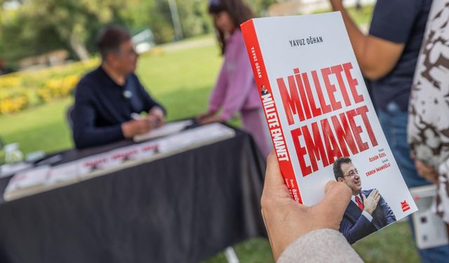 Başkan Tugay "Millete Emanet" kitabını İmamoğlu adına imzaladı