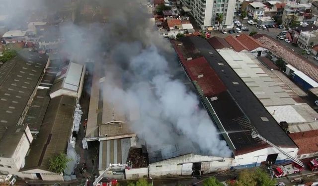 İzmir’deki depo yangını kontrol altında
