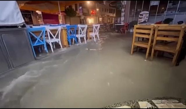Çeşme'de şiddetli yağmur sele dönüştü