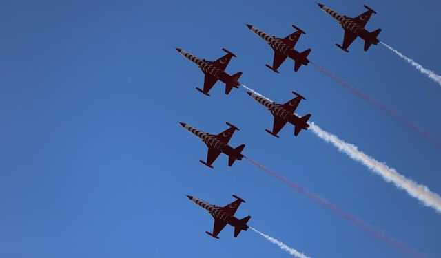 Türk Yıldızları’ndan nefes kesen gösteri