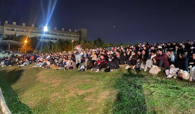 Yüzlerceüniversite öğrencisi gece açık hava sinemasında buluştu