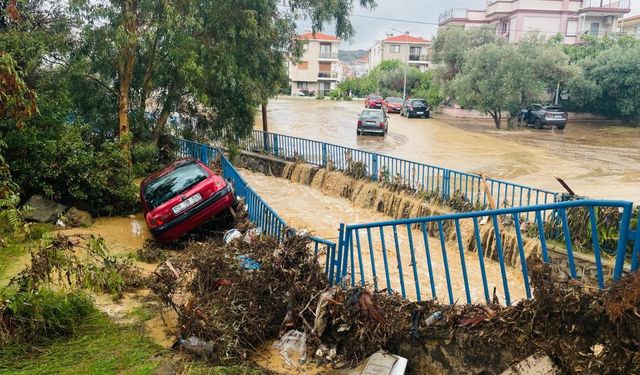 Foça 1 saat süren yağmurun ardından sular altında kaldı