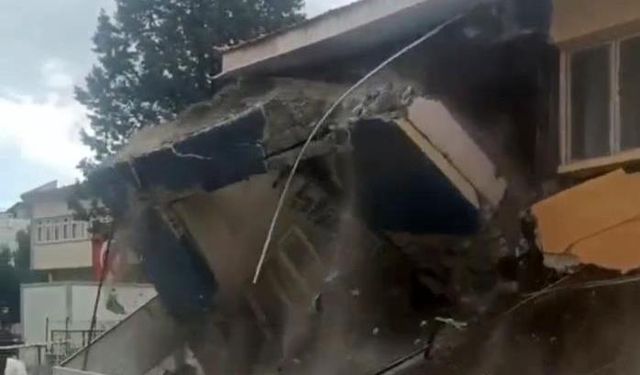Sındırgı'da depremde hasar gören bina kendiliğinden yıkıldı