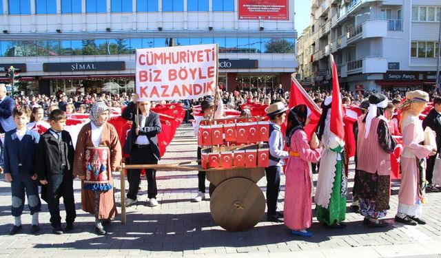 Uşak'ta Türkiye Cumhuriyetinin 102. yaşı coşkuyla kutlandı