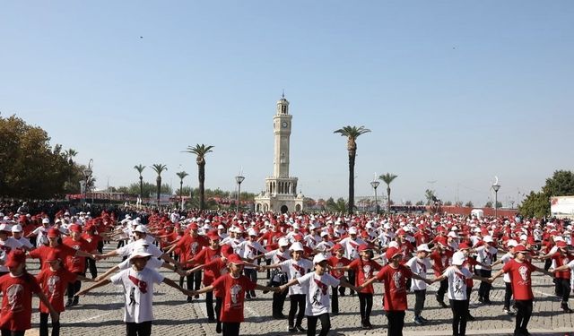 Cumhuriyet'in 102'nci yılına İzmir'de coşkulu kutlama