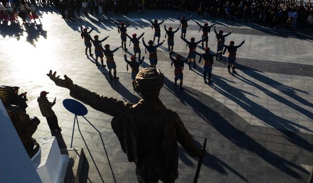 Manisa’da 100 öğretmen halk dansı gösterisi sundu