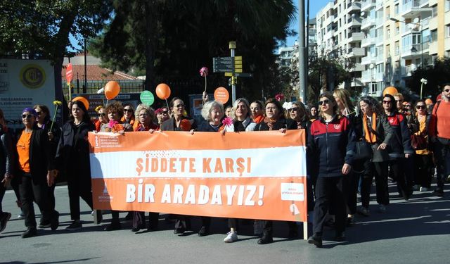 İzmirli kadınlardan 'turuncu' yürüyüş