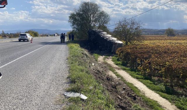 Alaşehir'de süt tankeri üzüm bağına uçtu