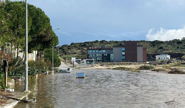 Dikili'de araçlar su altında kaldı