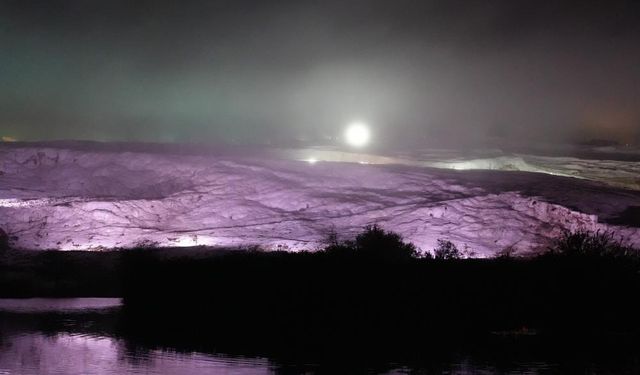 Pamukkale travertenlerinde sis, kartpostallık görüntüler oluşturdu