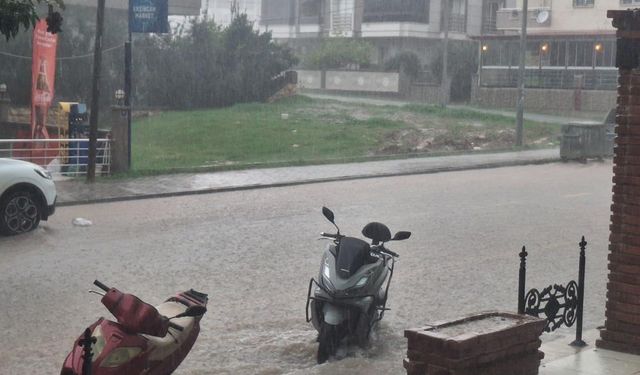 Didim’de sağanak yağmur etkili oldu