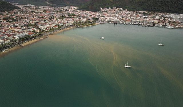 Çamur rengine bürünen deniz havadan görüntülendi