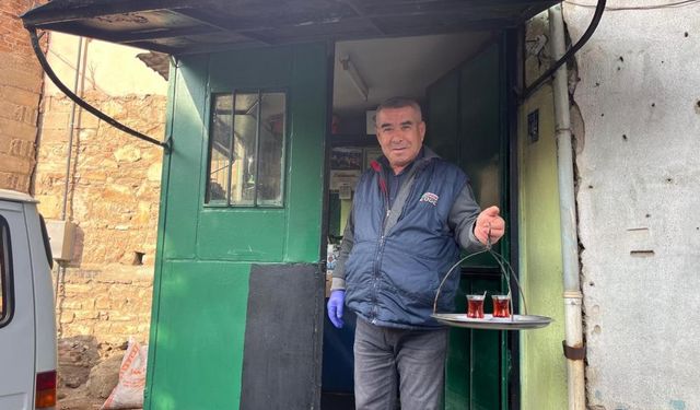 50 yıllık çay ocağında baba mesleğini sürdürüyor