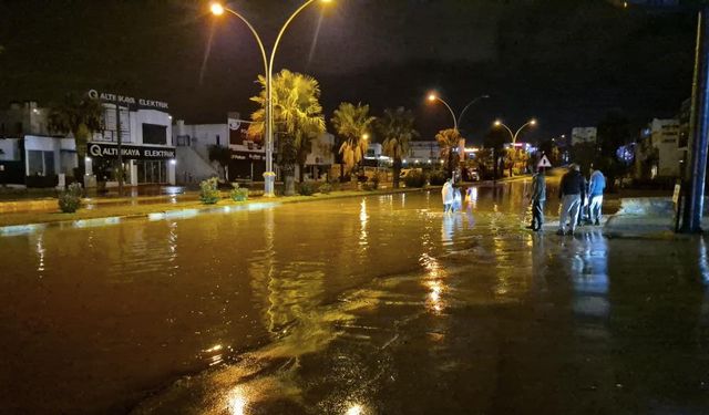 Bodrum'da yollar kapandı, ev ve iş yerlerini su bastı