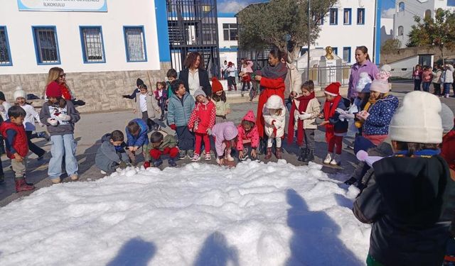 Bodrum’da öğrencilere yapay kar sürprizi