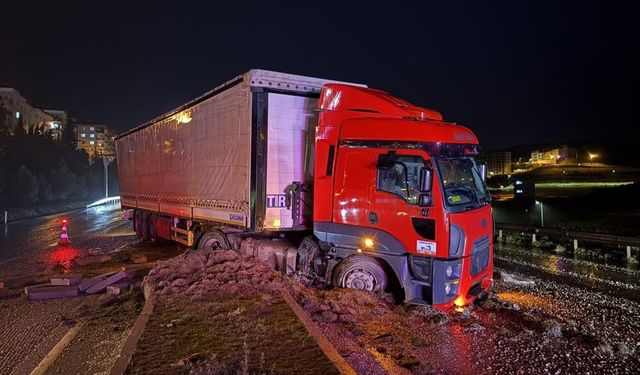 Tır refüje çıktı, 2 otomobil zarar gördü