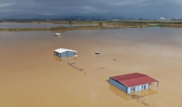 İzmir'de sağanak ovayı göle çevirdi