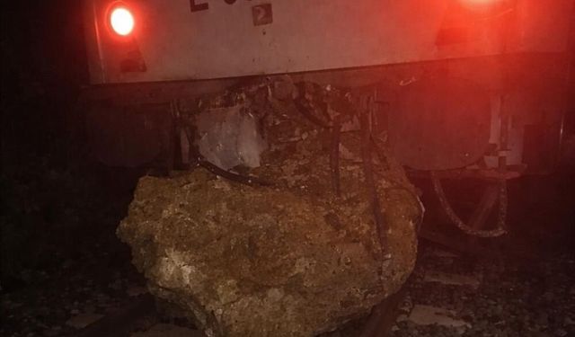 Düşen kaya treni raydan çıkardı, yolcular otobüslerle nakledildi