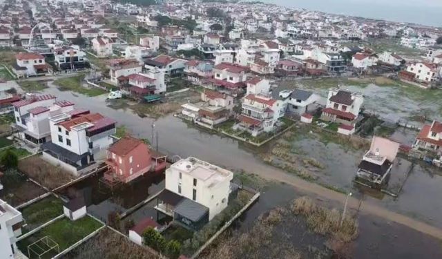 Dikili'de yağış durdu, sular kaldı