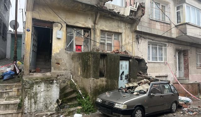 İzmir'de balkon arabanın üstüne düştü