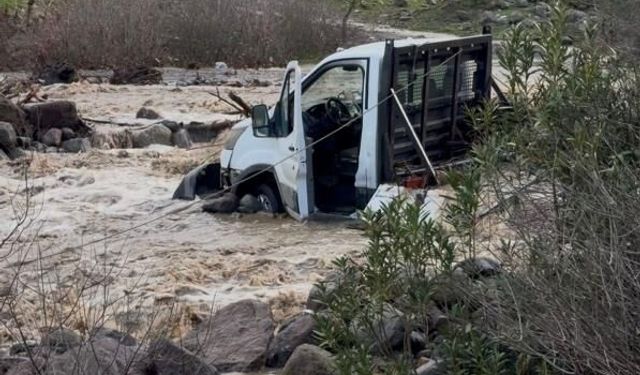 İzmir'de derede mahsur kalan 3 kişi kurtarıldı